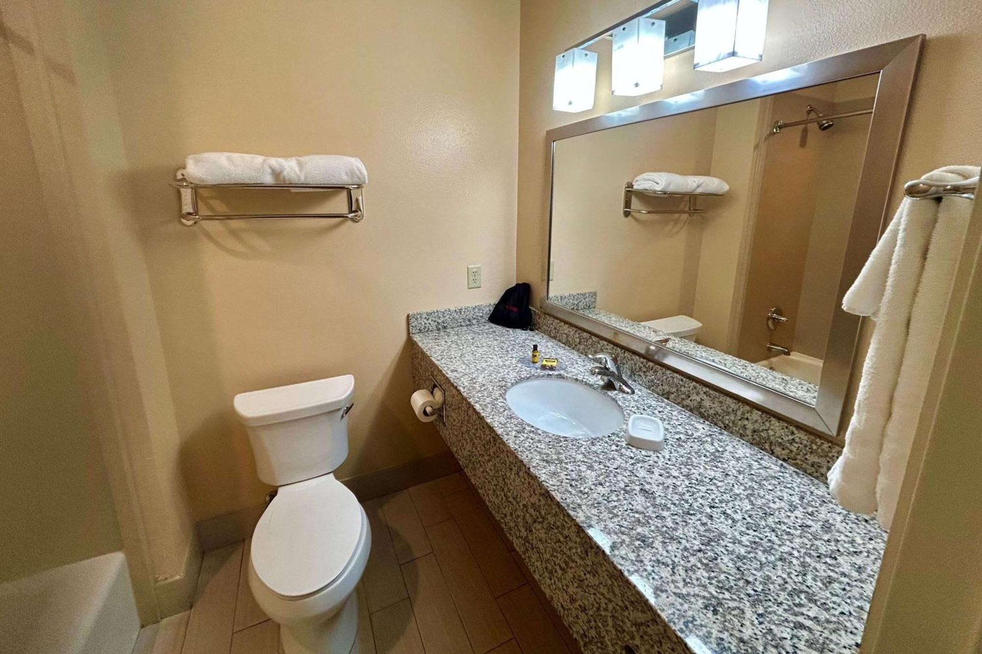 מלון Wyndham Garden Lancaster Ca מראה חיצוני תמונה