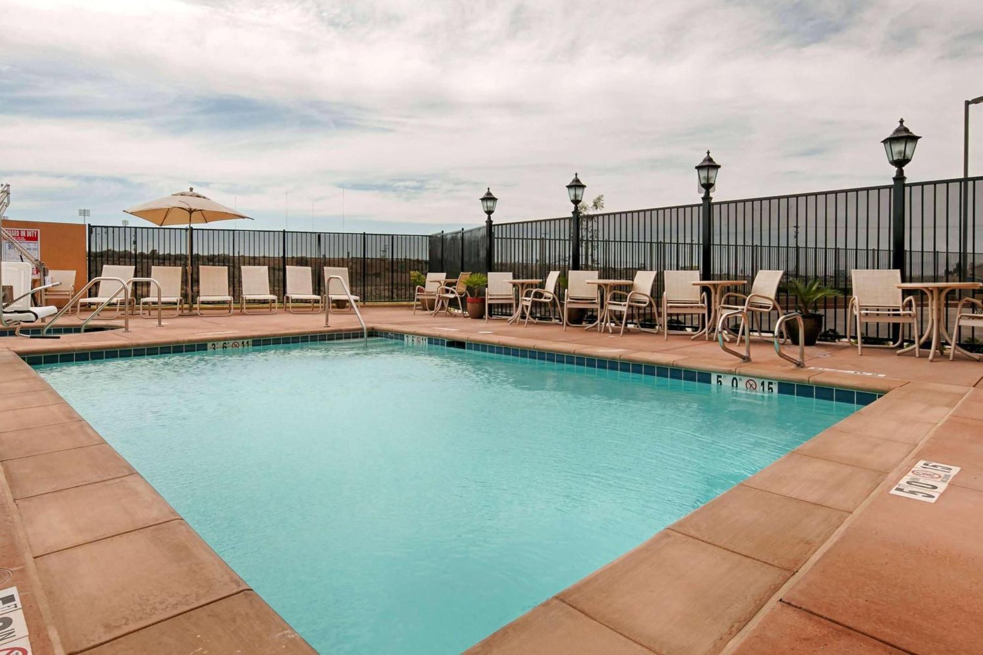 מלון Wyndham Garden Lancaster Ca מראה חיצוני תמונה